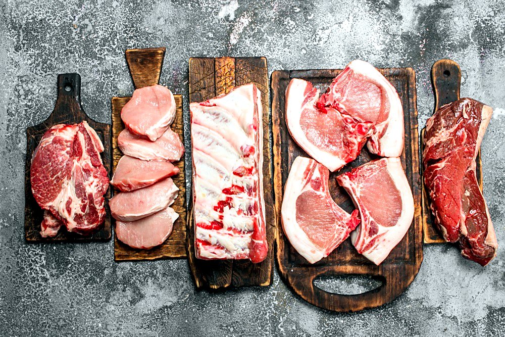 Selección de cortes de cerdo: bondiola, chuletas, costillar, matambre y peceto