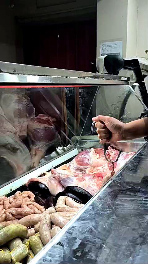 Chorizo parrillero recién colgado